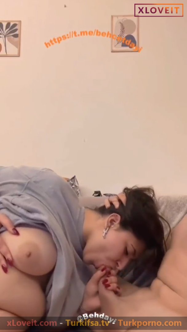 Şişman Porno Ateşli Melike dalgayı ağzına aldı